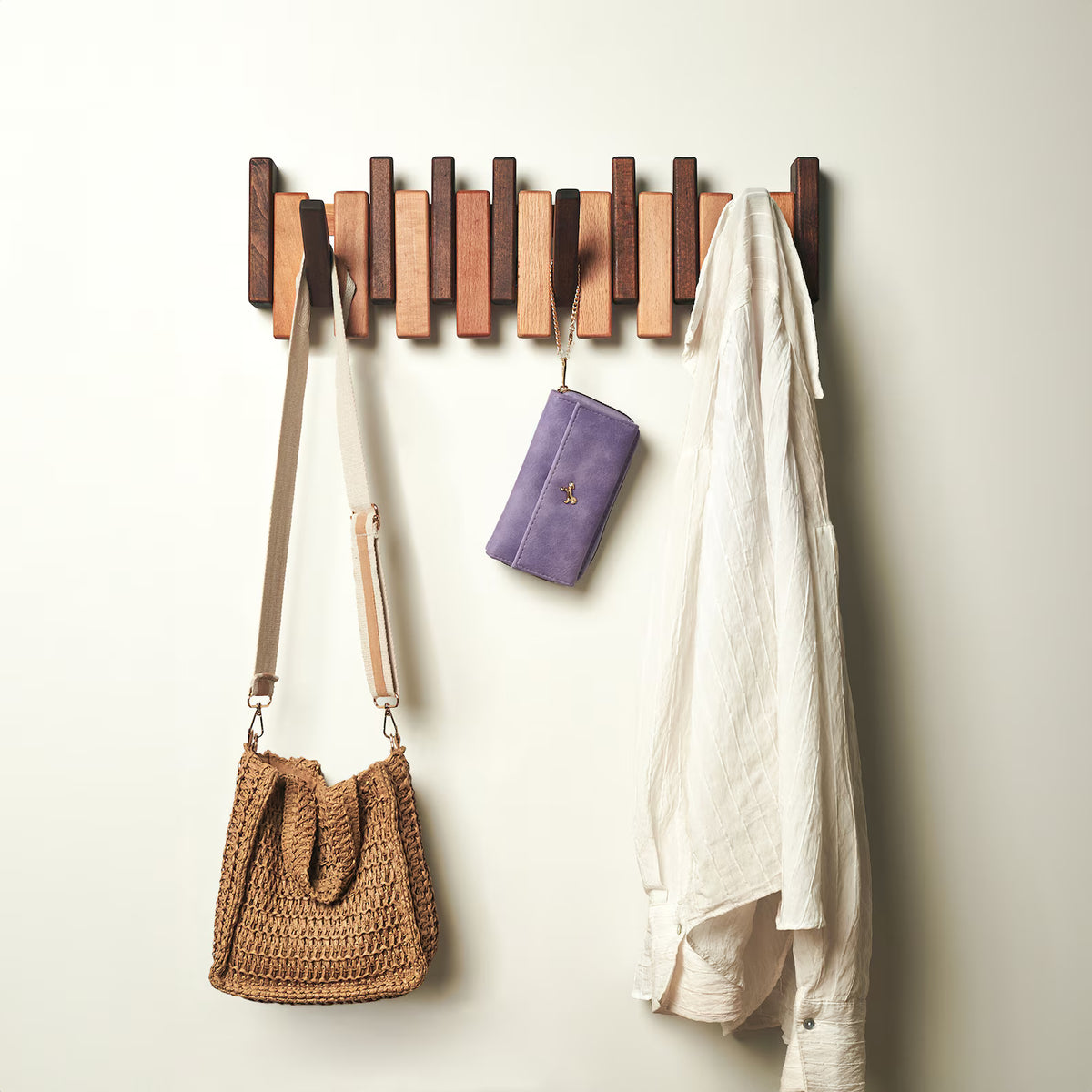 Porte-manteau en bois massif gain de place PianoFold™ et organisateur d'entrée moderne